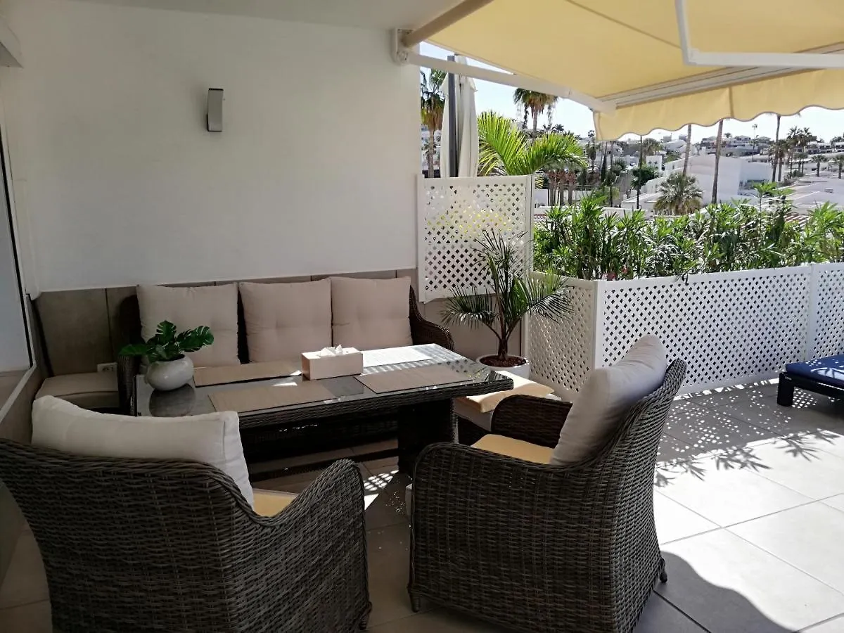 Sunny Terrace Apartment - Island Village 阿德耶