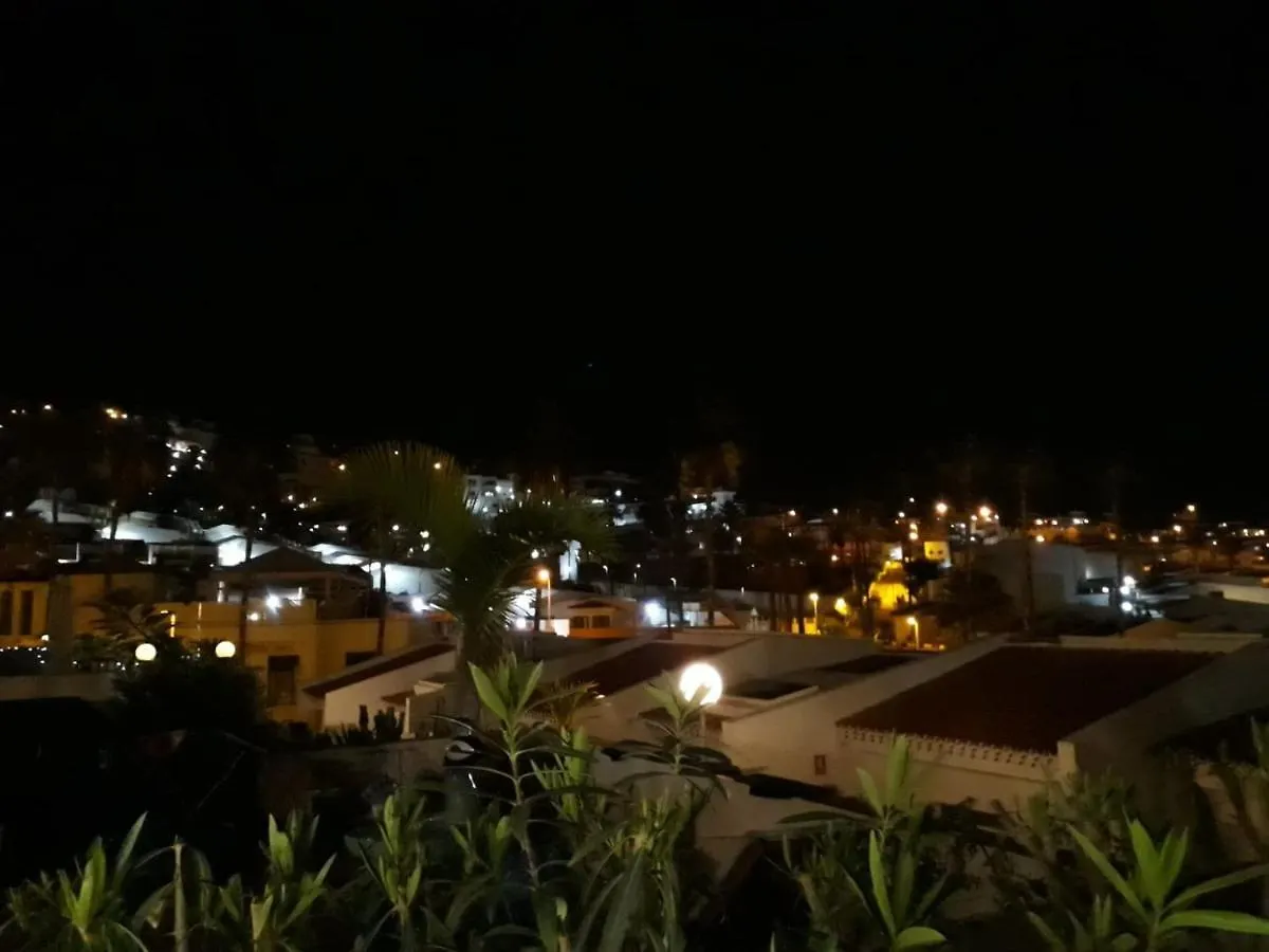 Sunny Terrace Apartment - Island Village 阿德耶