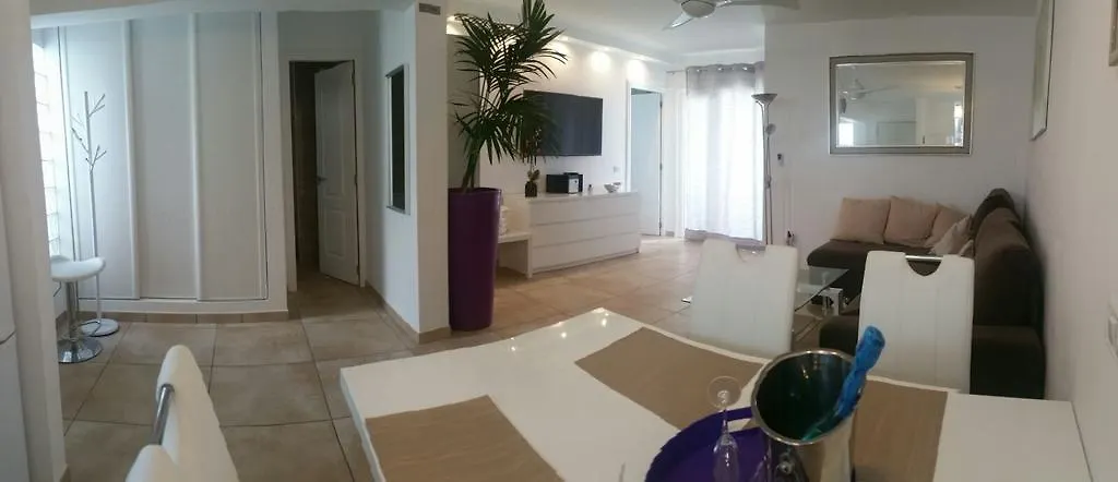 Sunny Terrace Apartment - Island Village 阿德耶