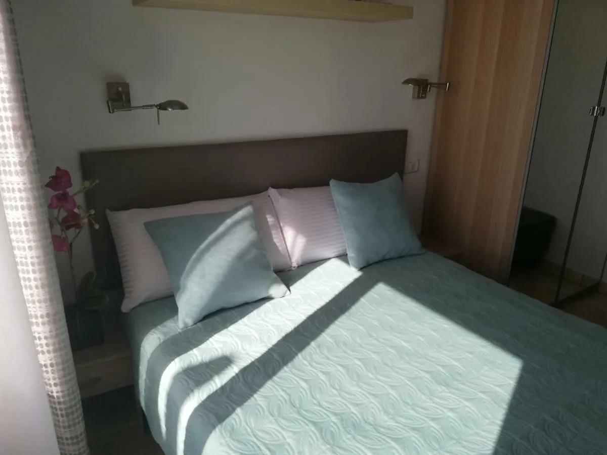 Sunny Terrace Apartment - Island Village 阿德耶