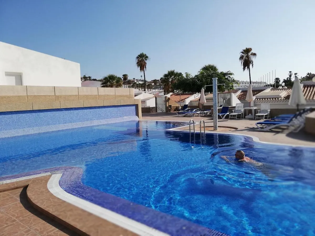 Sunny Terrace Apartment - Island Village 阿德耶